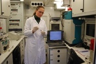 Analýza vzorků ve vojenské mobilní laboratoři