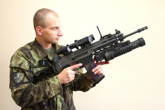 Zbraň osazená kombinací denního zvětšovacího modulu DV-Mag3, průhledového kolimátoru ZD-Dot, podvěsného granátometu CZ 805 G1 a adaptéru