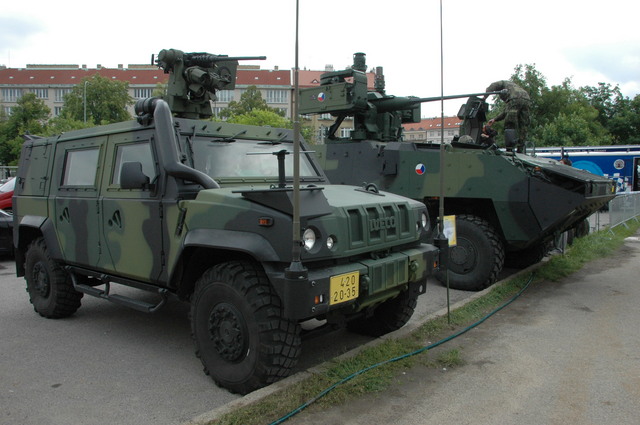 Vozidlo IVECO a transportér Pandur