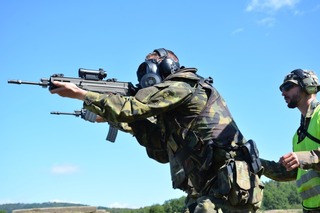  Střelby v ochranné masce OM-90 pod vedením instruktora