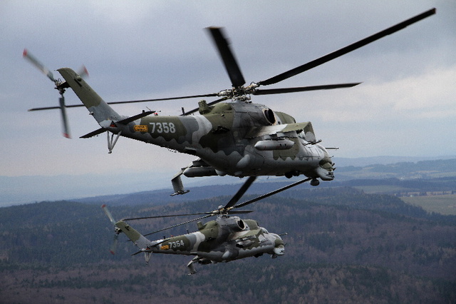  Dvojice vrtulníků Mi-24V