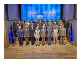 Společná fotografie náčelníků generálních štábů a hostů Vojenského výboru Evropské unie