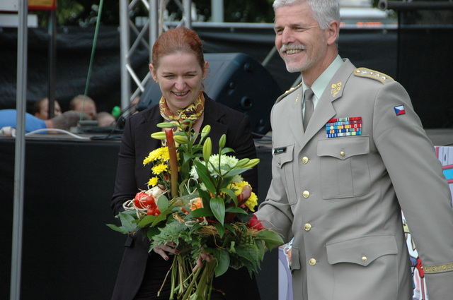 Náměstkyně ministra obrany i šéf armády dostali kytici, která se dala jíst