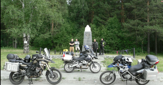 Romana Radostová na motorce u původního rozdělovníku Evropy a Asie v Rusku