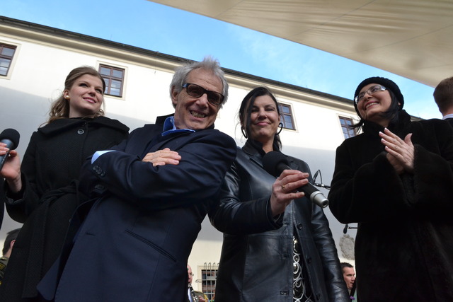Vejvodovu píseň „Škoda lásky“ si zazpívali všichni (zleva): Karolína Žmolíková, Josef Laufer, Vladimíra Patáková a Zora Jandová
