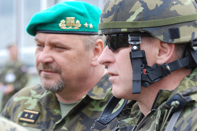 Řídící cvičení a velitel Pozemních sil generálmajor Ján Gurník a velitel 4. BÚU a současně velitel 4. brn plukovník Miroslav Hlaváč