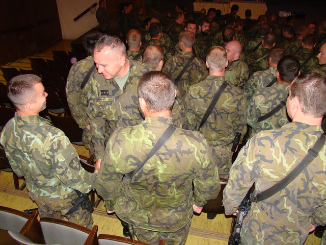 S každým příslušníkem si před odchodem velitel brigády potřásl rukou