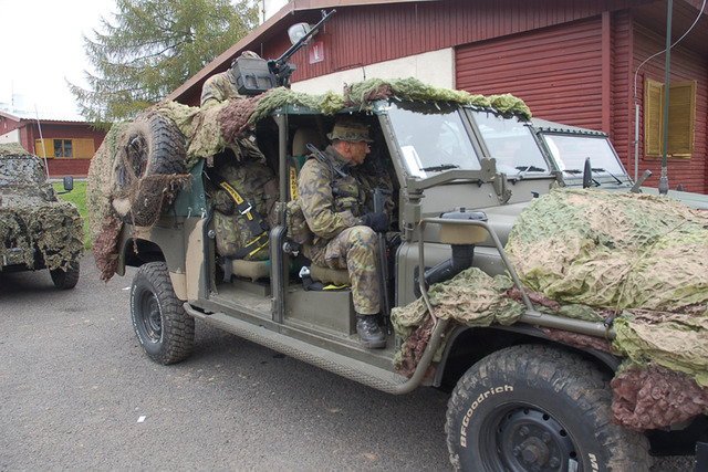 Soldiers of a Czech reconnaissance platoon leaving for the area of interest