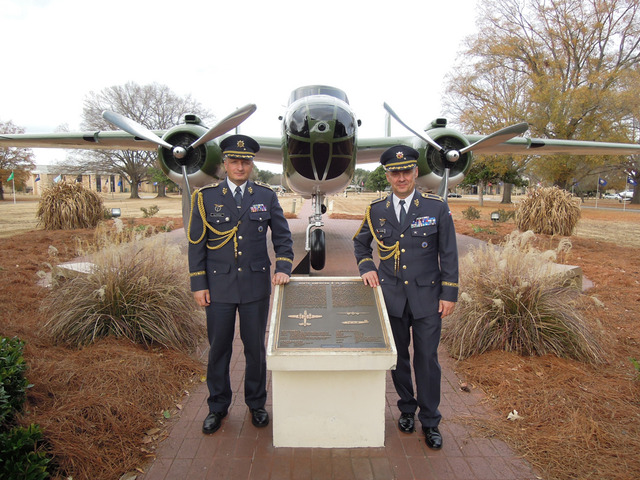Brig. gen. Libor Štefánik společně s brig. gen. Jiřím Vernerem před legendárním letounem B-25 Mitchell
