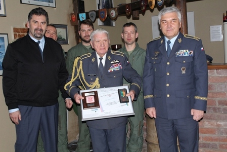 Český válečný veterán z druhé světové války navštívil čáslavskou základnu