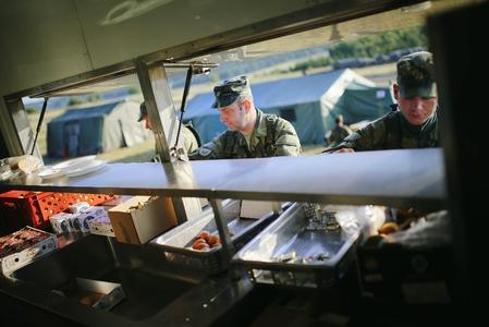 Mimo plnění úkolů 2. úrovně logistické podpory bylo samozřejmostí sebezajištení – tedy logistika 1. úrovně. Jde o přípravu a výdej stravy, výdej pohonných hmot a maziv, výstavbu základny, zajištění sociálního zázemí aj.