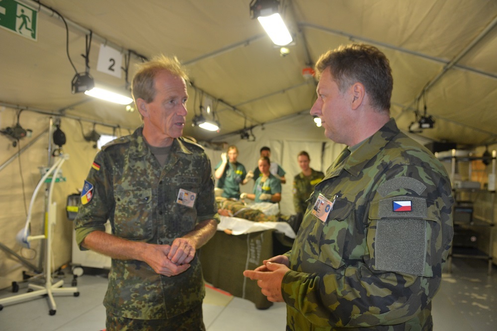 Plukovník Radek Hubač, velitel české jednotky, v rozhovoru se svým německým kolegou