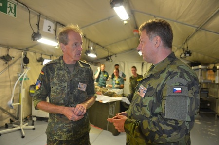 Plukovník Radek Hubač, velitel české jednotky, v rozhovoru se svým německým kolegou