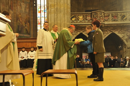  Plukovnice Jana Růžičková, ředitelka kanceláře Generálního štábu se žákem chýnovské základní školy, kde pekli