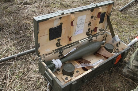 Munice do 120mm minometu vzor 82 váží 16 kilogramů 