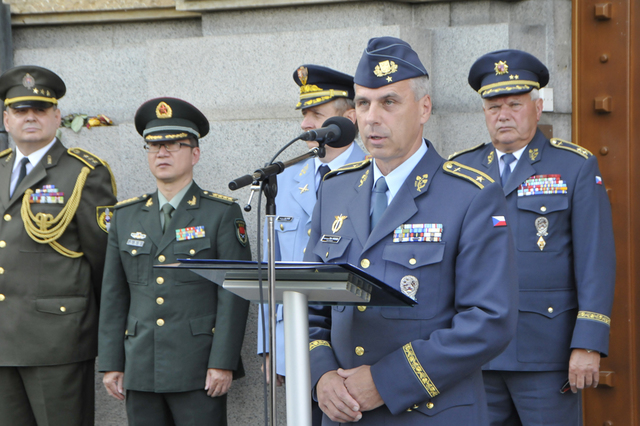 Velitel Vzdušných sil AČR brigádní generál Petr Hromek při projevu