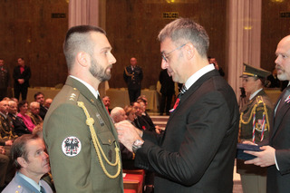 Minister Metnar decorating 1st Lieutenant Daniel Pisa for his excellent performance during Operation Inherent Resolve in Iraq