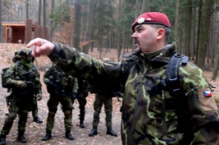 Instruktor 43. vpr nadrotmistr Martin Šromovský dává skupině poslední pokyny před plněním úkolu
