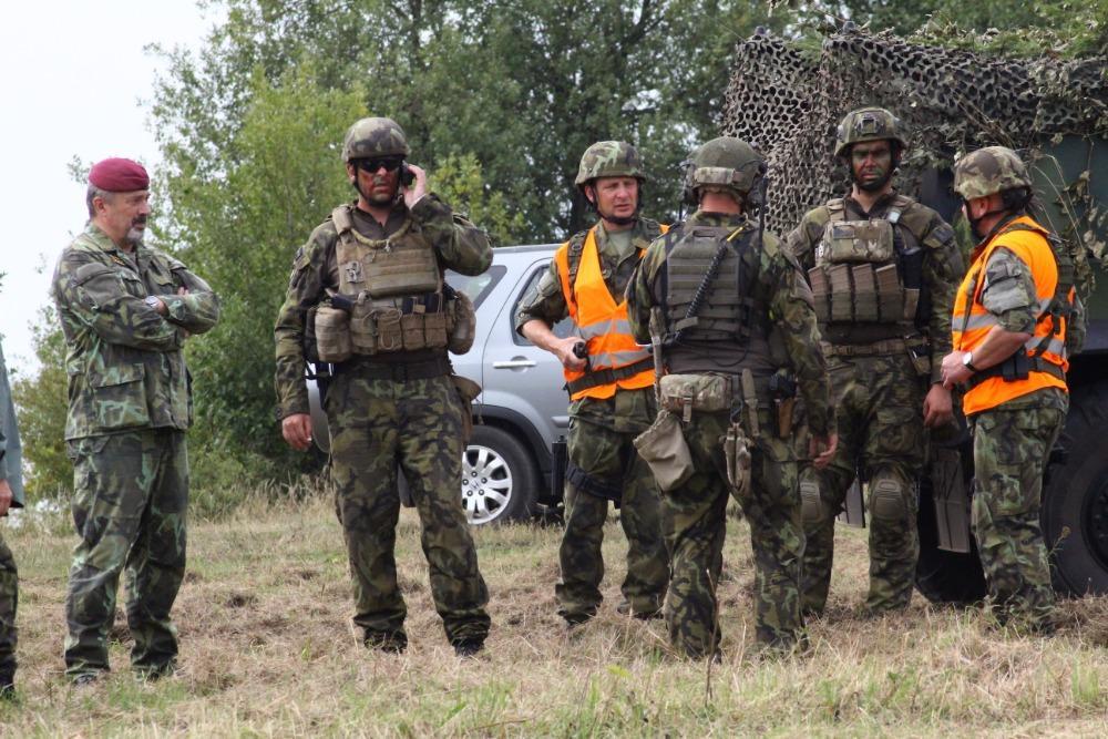 Náčelník GŠ AČR armádní generál Aleš Opata (vlevo) v místě hlavního místa velení