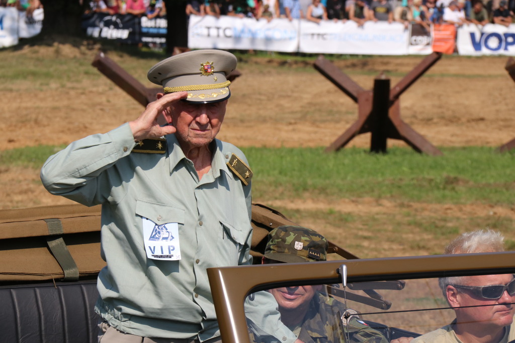 Diváky pozdravil veterán druhé světové války brigádní generál v. v. Václav Kuchyňka