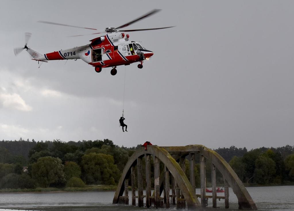 Vrtulník W-3A Sokol při záchraně zraněné osoby