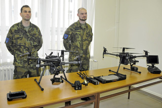 Vojáci uspořádali pro hosty malou výstavku některých používaných dronů 