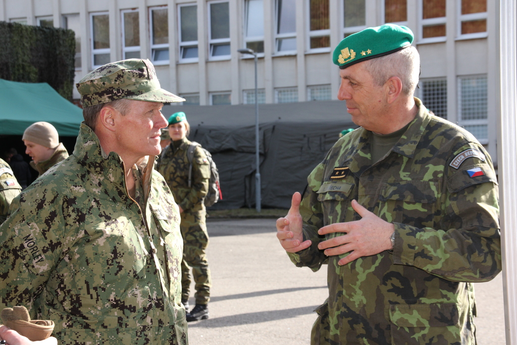 generálmajor Ivo Střecha a americký admirál Francis Morley při oficiálním předávání EOD vybavení