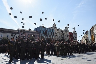 Vyhození vojenských čepic na závěr ceremoniálu