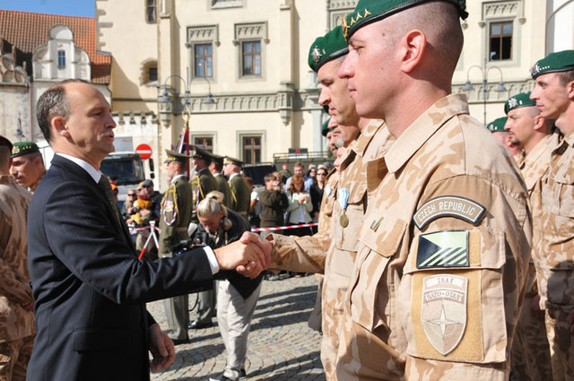 Generální sekretář MO Jan vylita blahopřeje jednomu z oceněných k udělení Medaile ministra obrany Za službu v zahraničí - Afghánistán