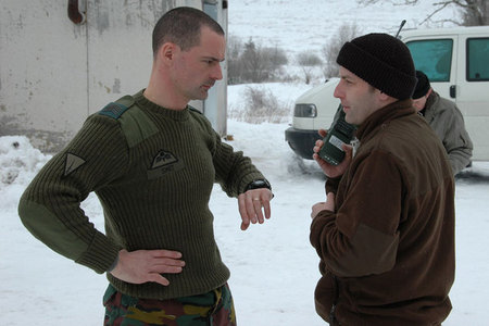 Nadporučík Jaroslav Pekárek řídící střeleb pro letouny L-159 ALCA (vpravo) upřesňuje belgickému vojákovi průběh nácviku