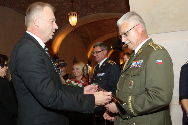 Ministr obrany Vlastimil Picek při slavnostním vojenském aktu  