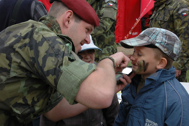 Děti měly zájem si nechat zamaskovat obličej