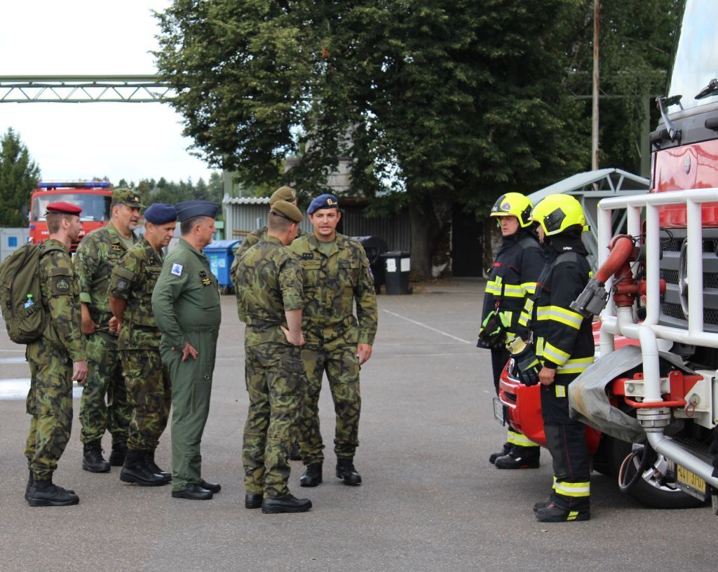  NGŠ navštívil Vojenskou hasičskou jednotku Správy letiště Pardubice 