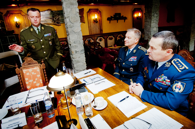 1. zástupce NGŠ  generál Miroslav Žižka prezentuje zapojení příslušníků AČR v mezinárodních strukturách