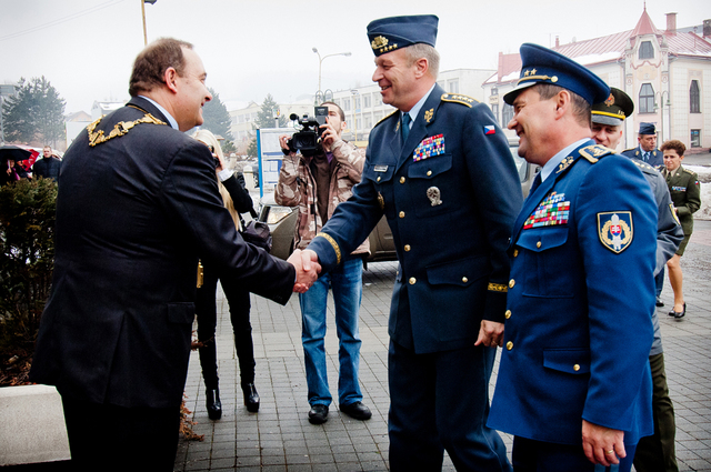 Generál Picek s primátorem města Čadca Milanem Gurou
