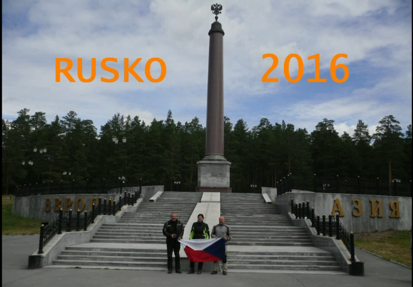 Romana Radostová na motorce u nově postaveného rozdělovníku Evropy a Asie v Rusku.