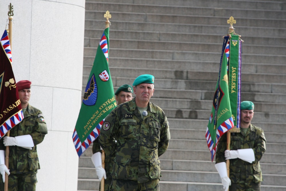 Slavnostní ceremoniál se odehrál pod velením zástupce velitele Pozemních sil plukovníka gšt. Ivo Střechy
