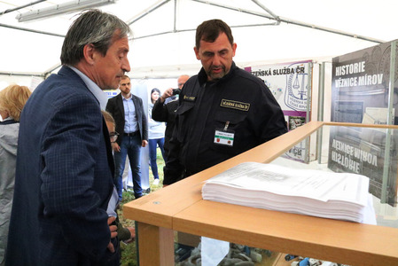 Ministr obrany si prohlíží jednu z expozic