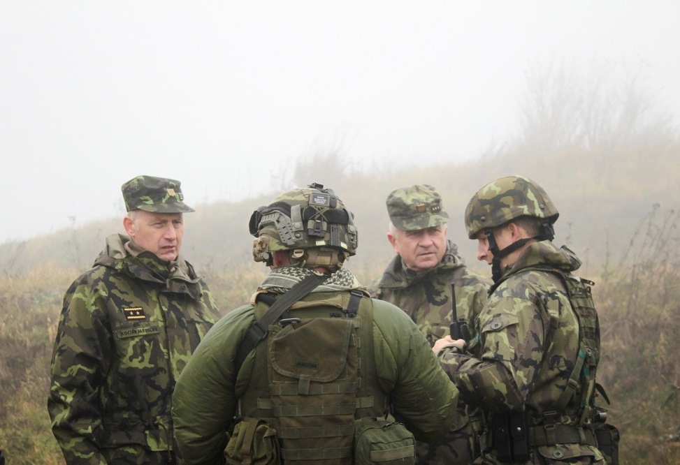 Generálmajor Jaroslav Kocián (vlevo) v rozhovoru s velitelem 13. dp plukovníkem Ivanem Mrázem (uprostřed) a řídícím cvičení plukovníkem gšt. Janem Cífkou (vpravo)