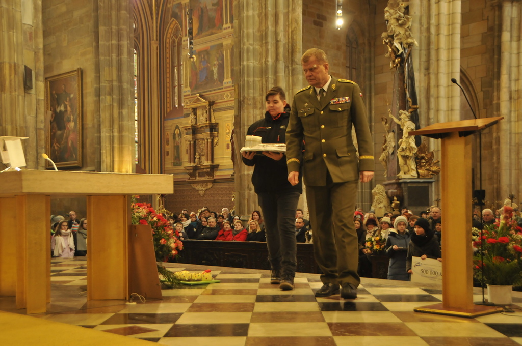  Náčelník Generálního štábu armádní generál Josef Bečvář, který doprovází žáka ze ZŠ Spálené Poříčí