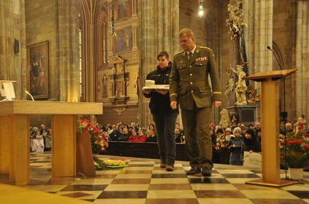  Náčelník Generálního štábu armádní generál Josef Bečvář, který doprovází žáka ze ZŠ Spálené Poříčí