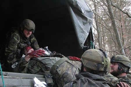 Raněné je nutné naložit a přepravit k místu pro MEDEVAC
