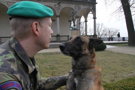 Mezi psovodem a psem musí být velmi úzký osobní vztah založený na důvěře