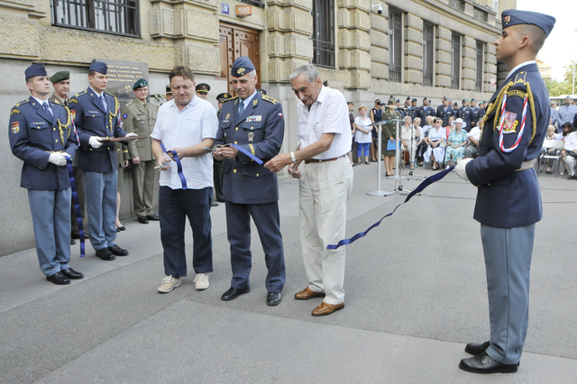 Otevření expozice přestřižením pásky, zleva autor výstavy Jiří Rajlich z Vojenského historického ústavu Praha, velitel Vzdušných sil AČR brigádní generál Petr Hromek a válečný veterán Stanislav Hus
