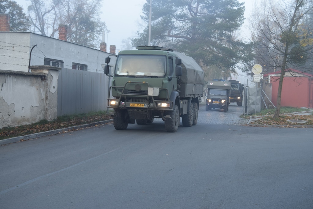 Mlha a vojenská policie doprovázela silniční kolonu