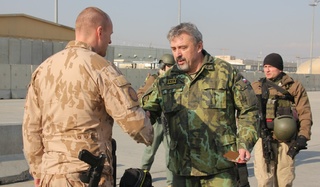  Kapitán Miroslav Maixner vítá generála Opatu na letecké základně Bagrám