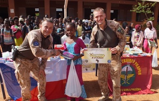 Ilustrační obrázek ke článkuČeští vojáci ve spolupráci s hnutím Stonožka předali pomůcky dětem ve školách v Bamaku