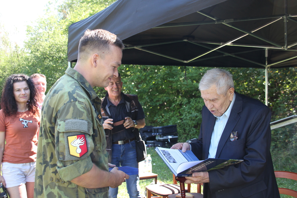 Pan Karel Hartl, významný kynolog a šlechtitel psů, dostal na památku setkání s vojenskými kynology knihu o Vojenské policii
