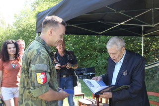 Pan Karel Hartl, významný kynolog a šlechtitel psů, dostal na památku setkání s vojenskými kynology knihu o Vojenské policii