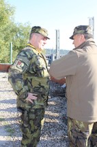Ředitel Krajského vojenského velitelství Praha - Středočeský kraj plukovník Roman Tkačík a ředitel Krajského vojenského velitelství hlavní město Praha plukovník Marián Margai v diskusi